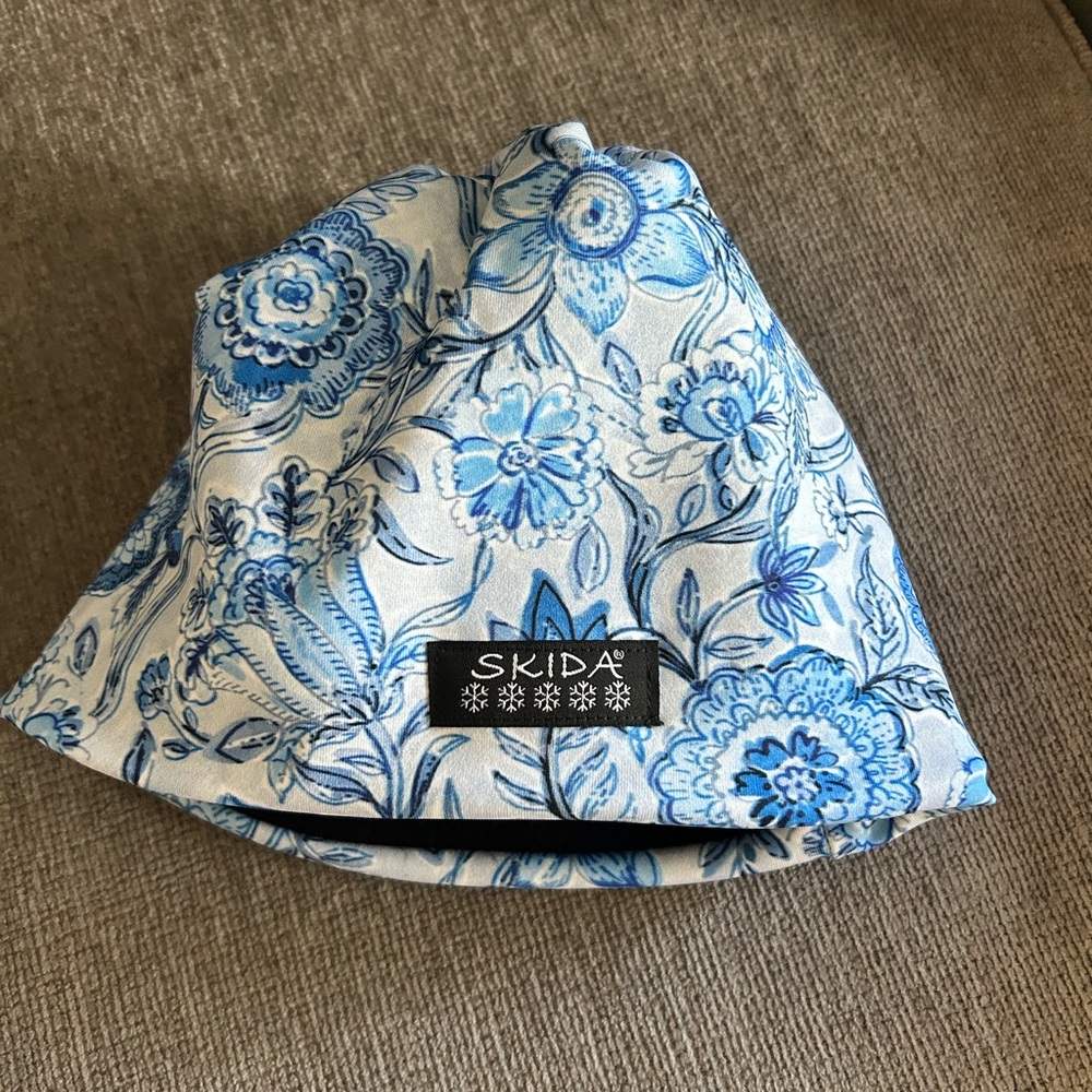 Skida fleece lined hat. Size S/M